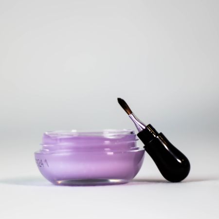 مرطب شفائف بالكرز